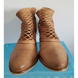 Rebels Womans boots size 9 Camel Color